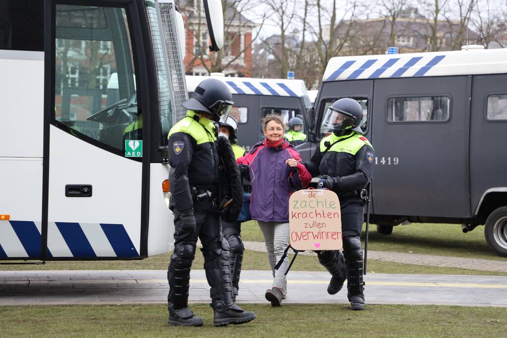 Opnieuw verzamelen demonstranten zich op het Museumplein