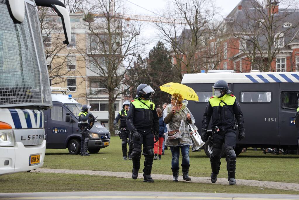 Opnieuw verzamelen demonstranten zich op het Museumplein