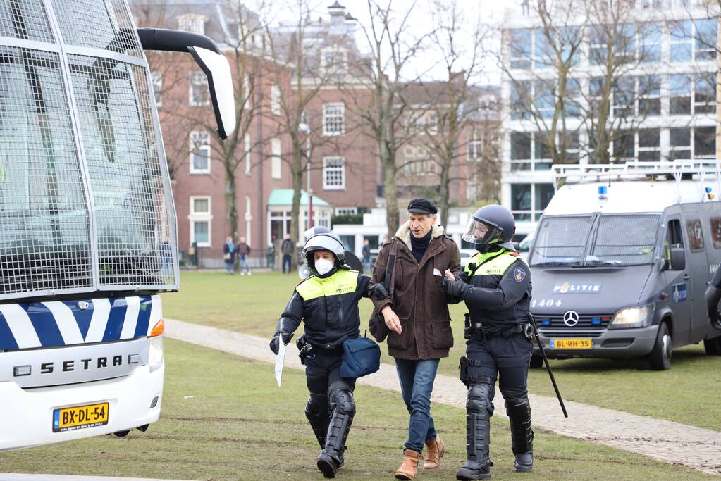 Opnieuw verzamelen demonstranten zich op het Museumplein