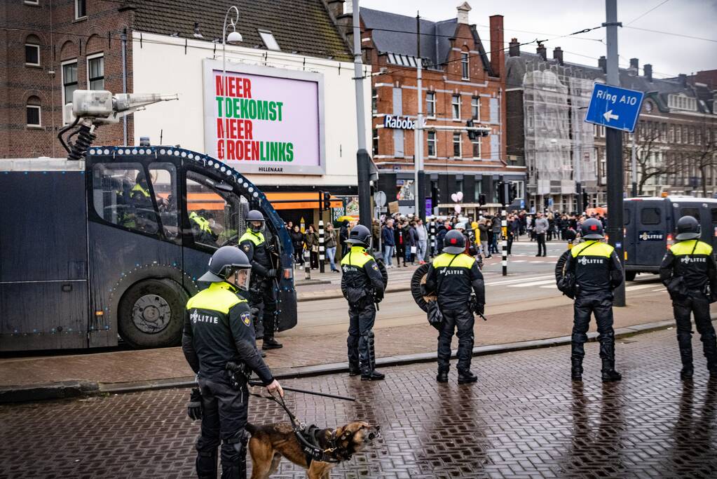 Opnieuw verzamelen demonstranten zich op het Museumplein