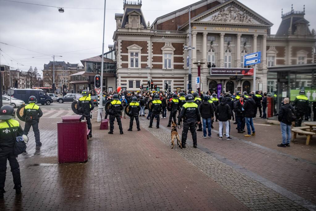 Opnieuw verzamelen demonstranten zich op het Museumplein