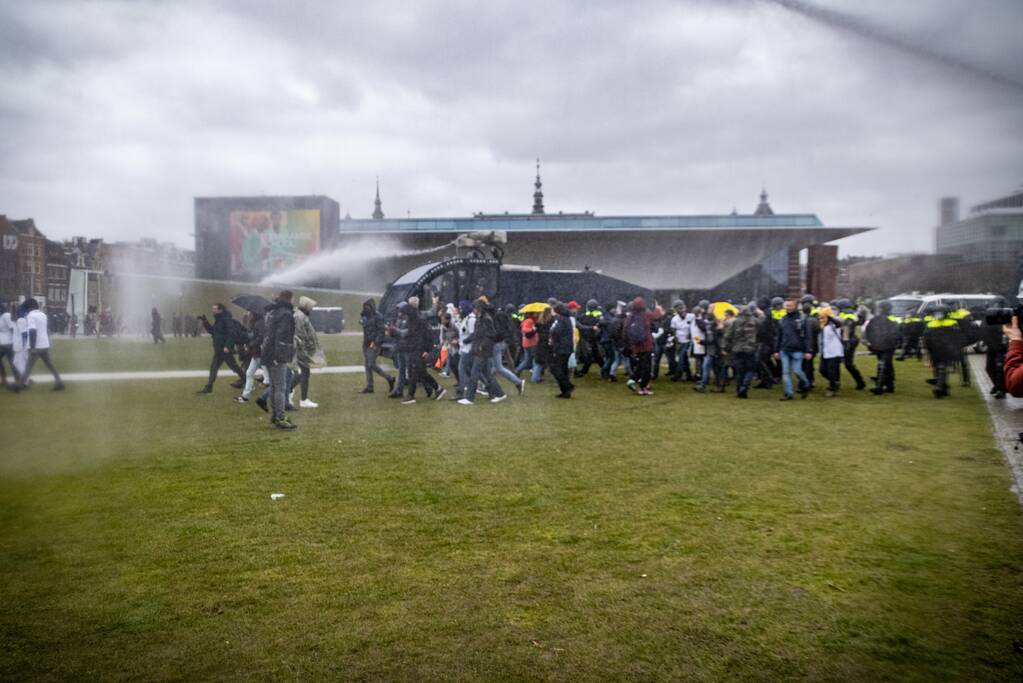 Opnieuw verzamelen demonstranten zich op het Museumplein