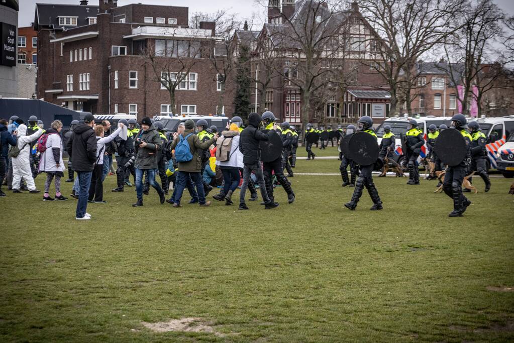 Opnieuw verzamelen demonstranten zich op het Museumplein
