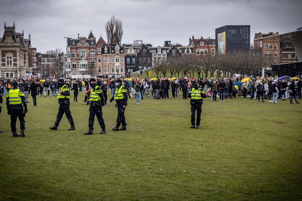 Opnieuw verzamelen demonstranten zich op het Museumplein