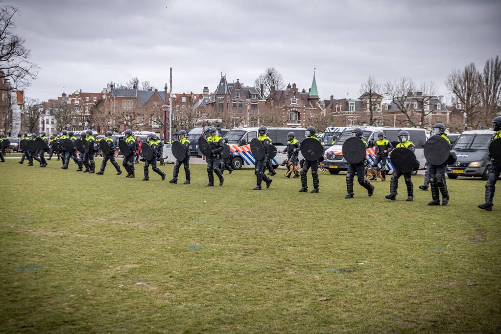Opnieuw verzamelen demonstranten zich op het Museumplein