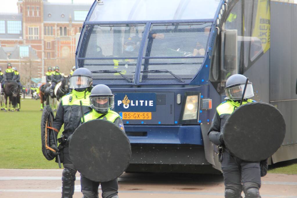 Opnieuw verzamelen demonstranten zich op het Museumplein