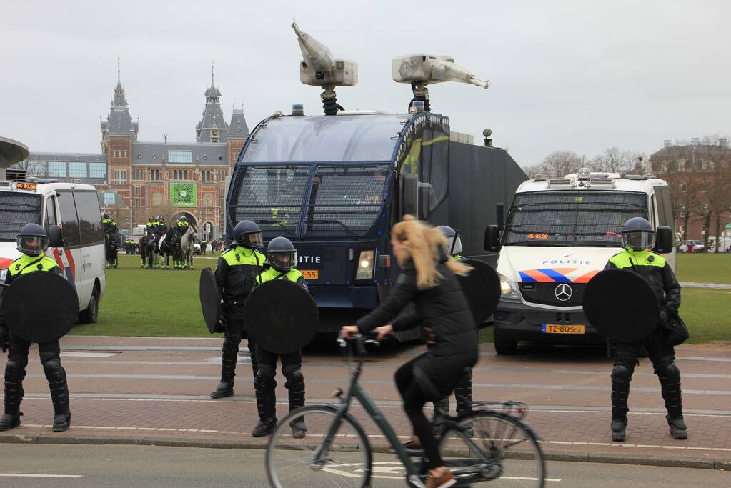 Opnieuw verzamelen demonstranten zich op het Museumplein