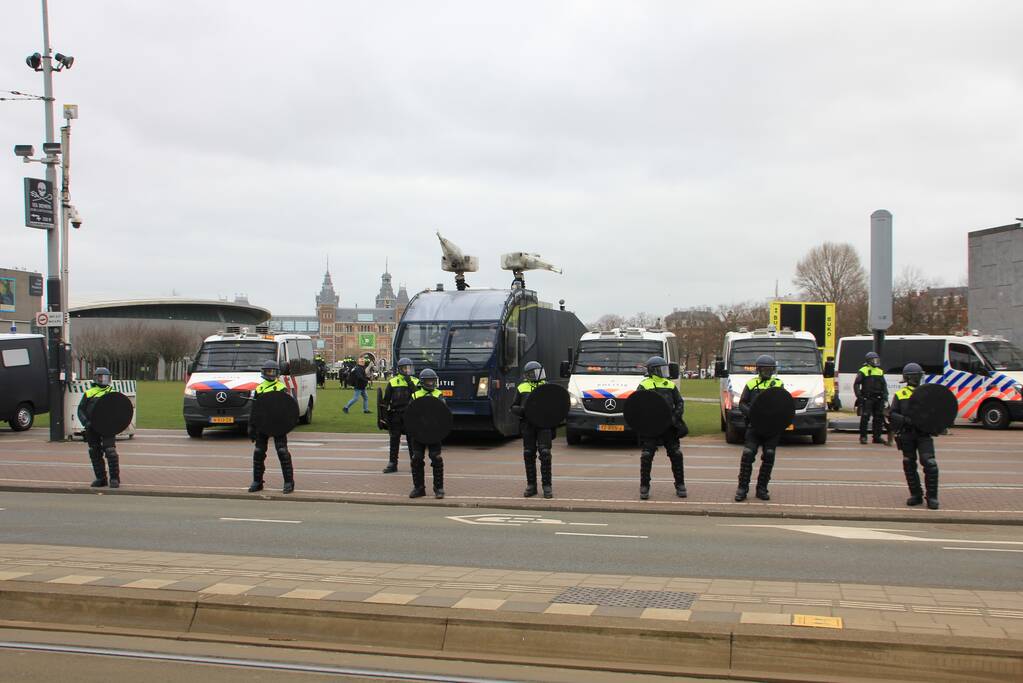 Opnieuw verzamelen demonstranten zich op het Museumplein