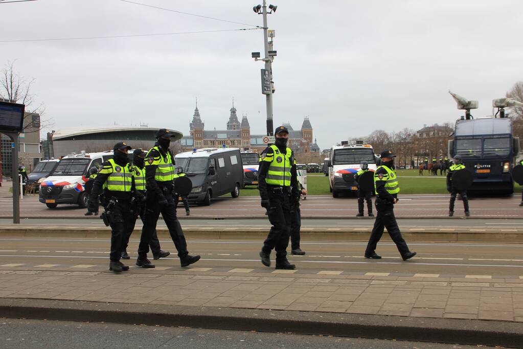 Opnieuw verzamelen demonstranten zich op het Museumplein