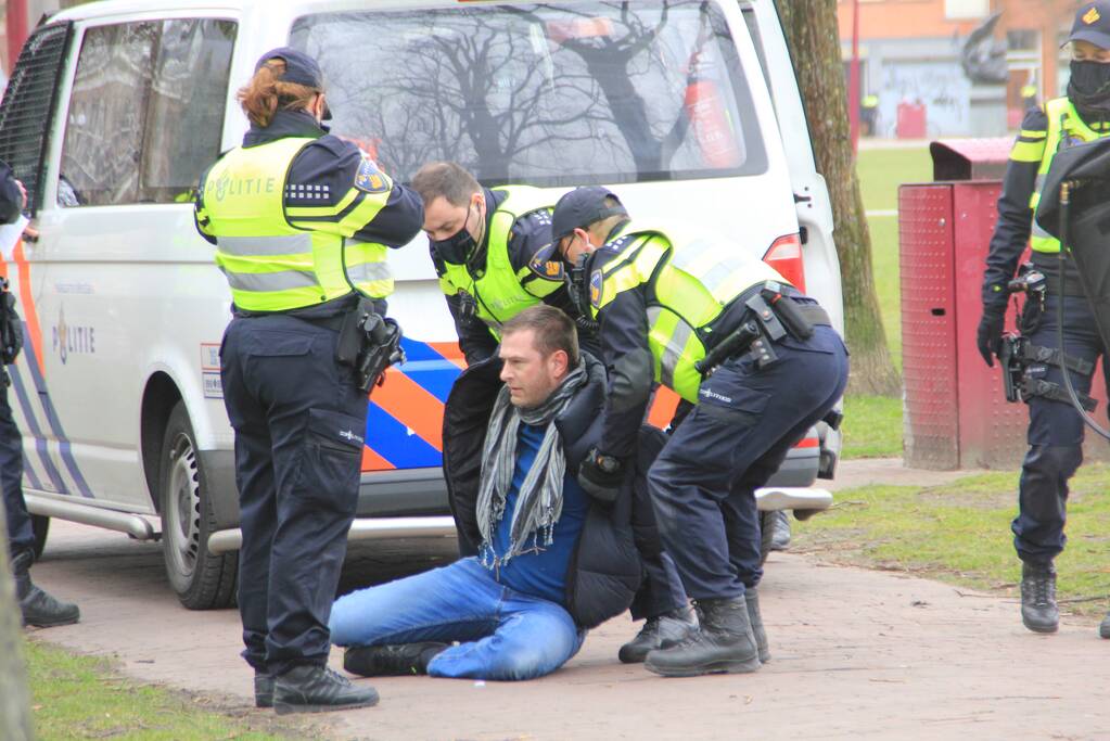 Opnieuw verzamelen demonstranten zich op het Museumplein