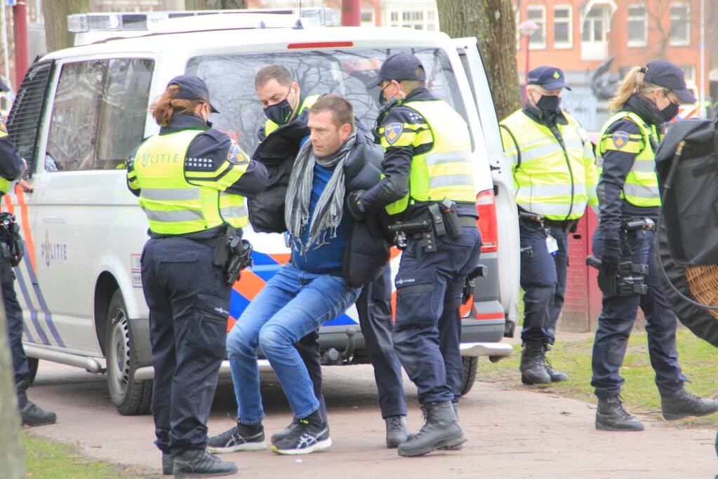 Opnieuw verzamelen demonstranten zich op het Museumplein