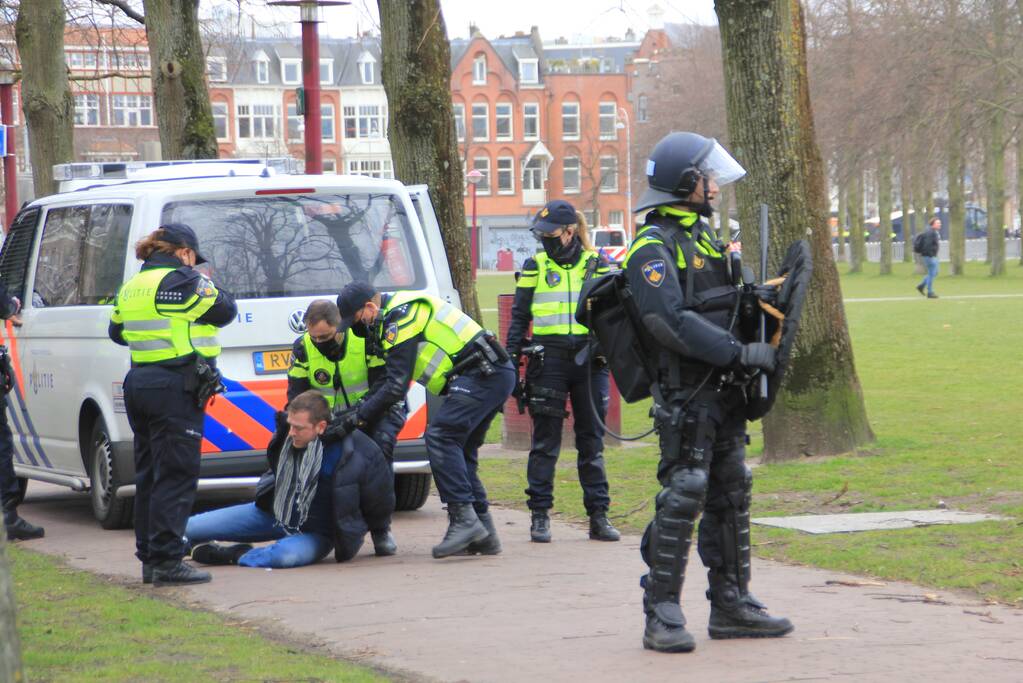 Opnieuw verzamelen demonstranten zich op het Museumplein