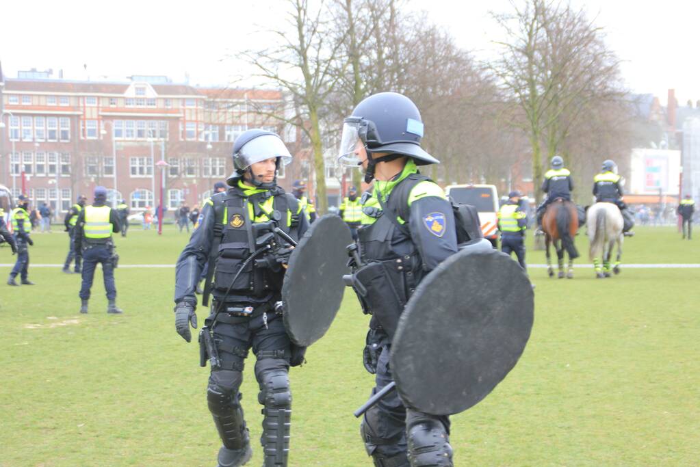 Opnieuw verzamelen demonstranten zich op het Museumplein