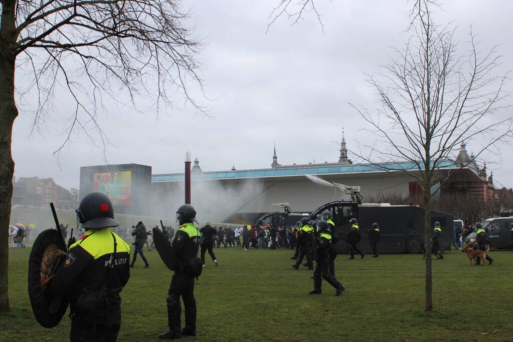 Opnieuw verzamelen demonstranten zich op het Museumplein