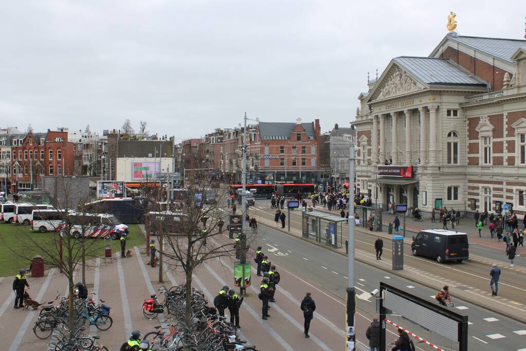 Opnieuw verzamelen demonstranten zich op het Museumplein