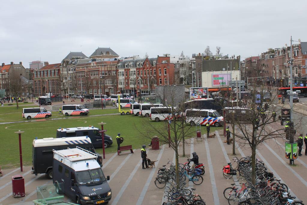 Opnieuw verzamelen demonstranten zich op het Museumplein