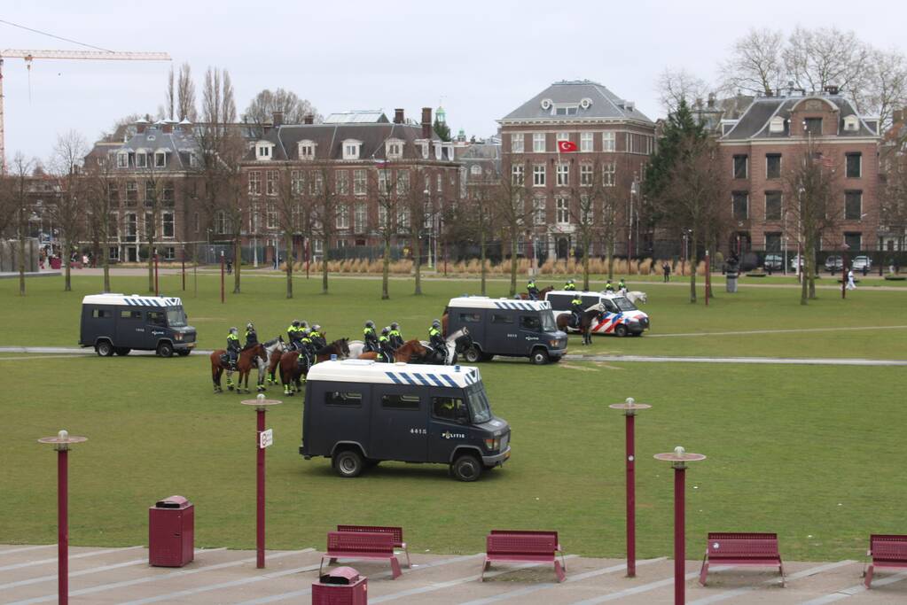 Opnieuw verzamelen demonstranten zich op het Museumplein