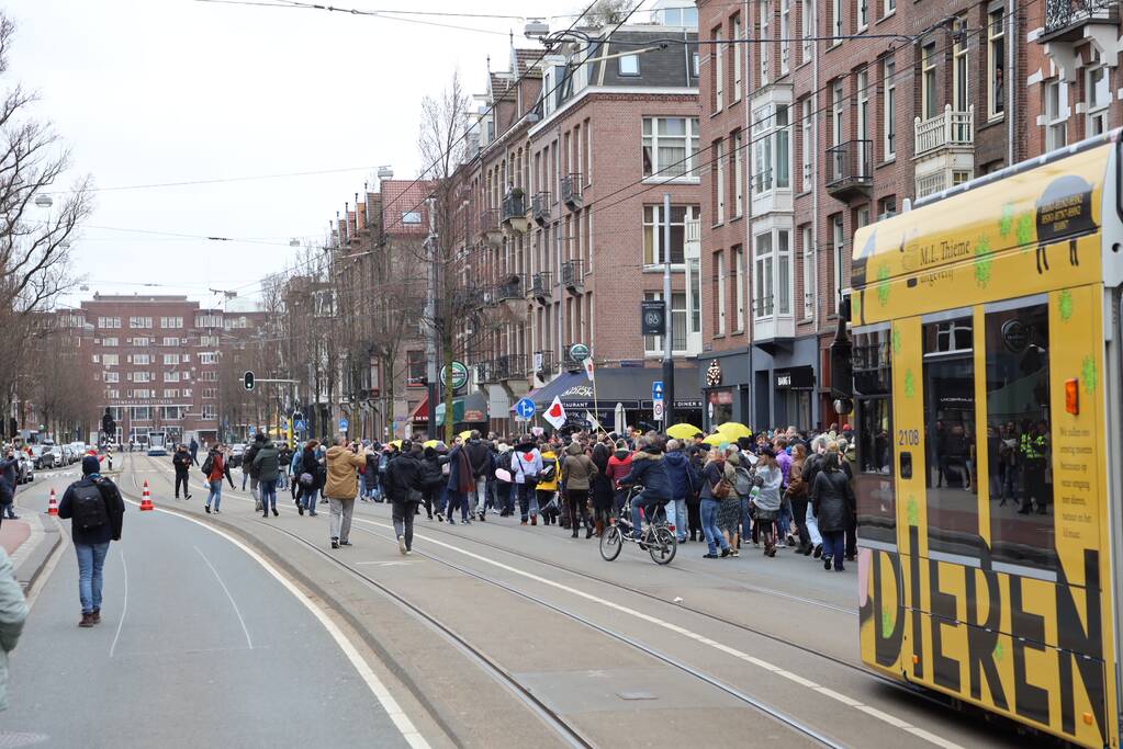 Opnieuw verzamelen demonstranten zich op het Museumplein