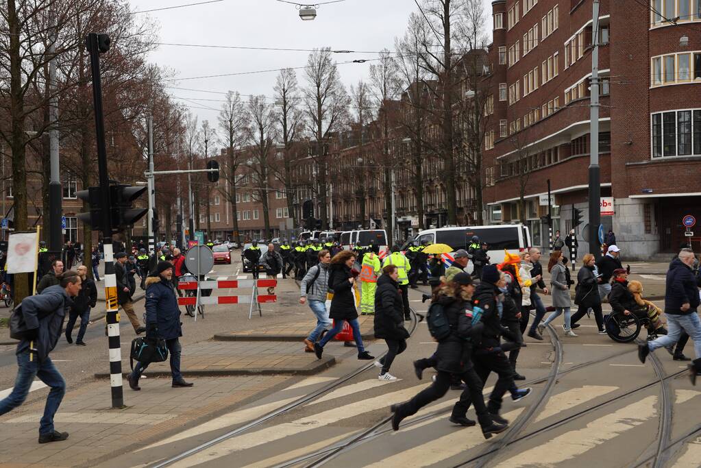 Opnieuw verzamelen demonstranten zich op het Museumplein
