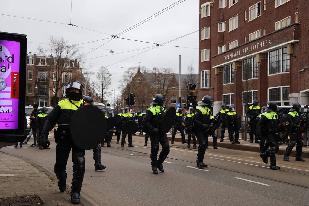 Opnieuw verzamelen demonstranten zich op het Museumplein