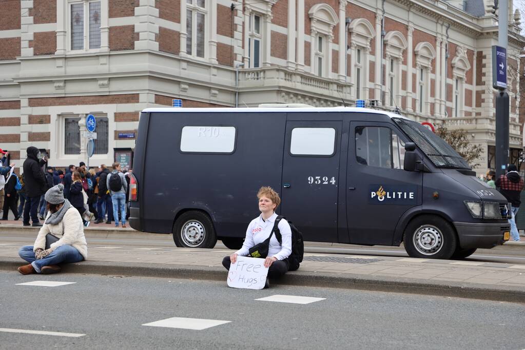 Opnieuw verzamelen demonstranten zich op het Museumplein