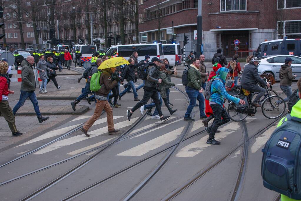 Opnieuw verzamelen demonstranten zich op het Museumplein