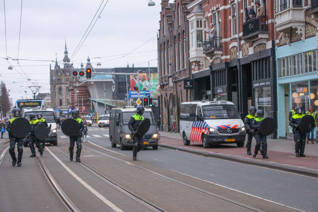 Opnieuw verzamelen demonstranten zich op het Museumplein