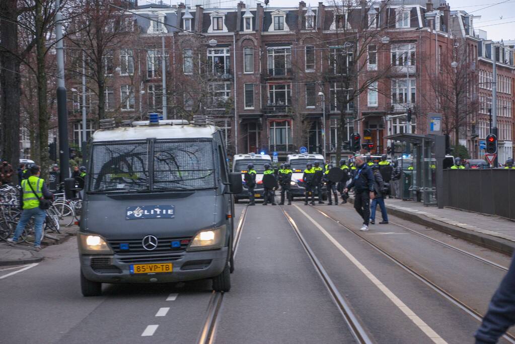 Opnieuw verzamelen demonstranten zich op het Museumplein