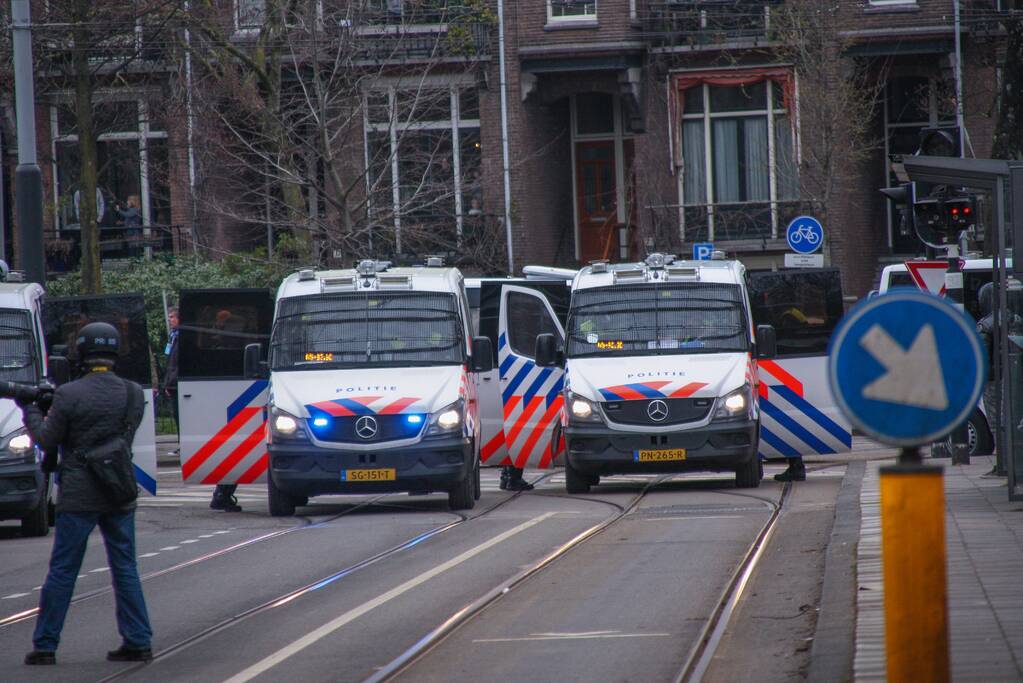 Opnieuw verzamelen demonstranten zich op het Museumplein