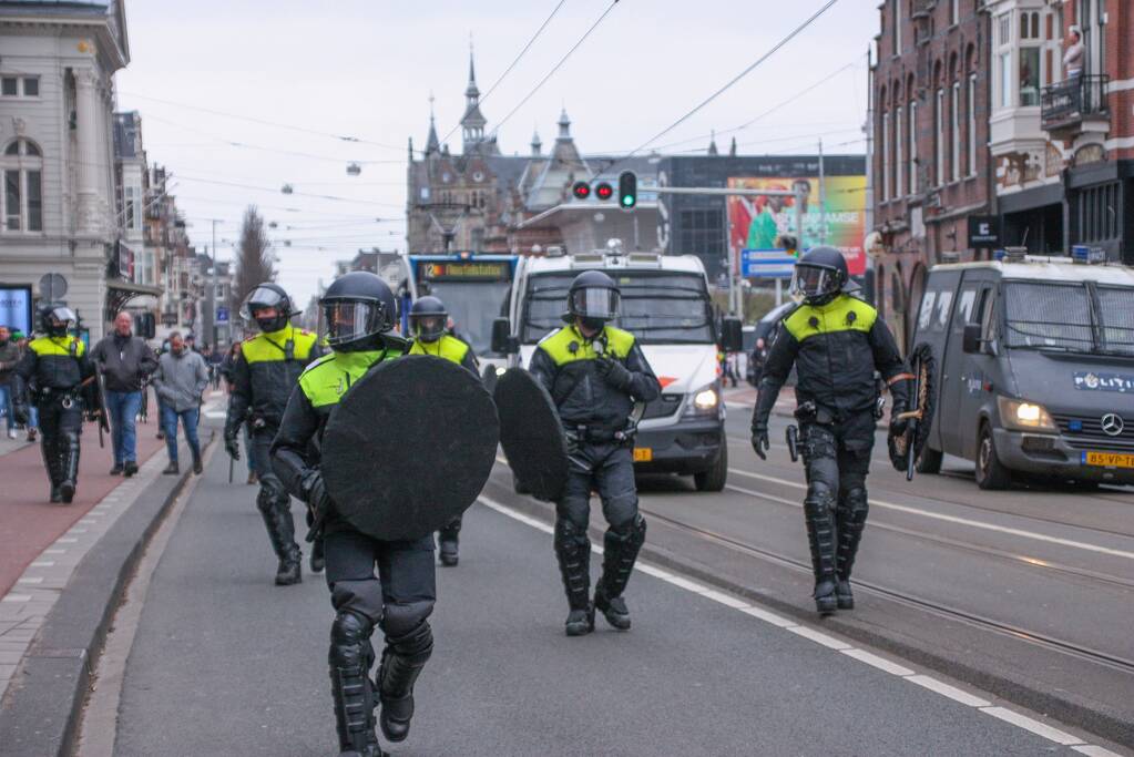 Opnieuw verzamelen demonstranten zich op het Museumplein