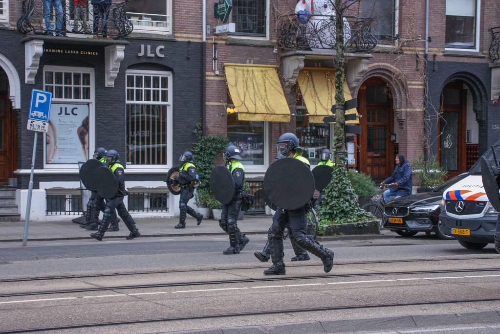 Opnieuw verzamelen demonstranten zich op het Museumplein
