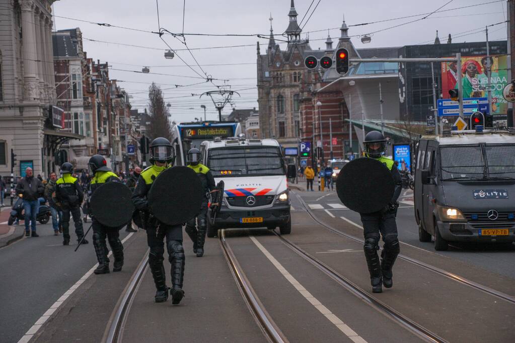 Opnieuw verzamelen demonstranten zich op het Museumplein