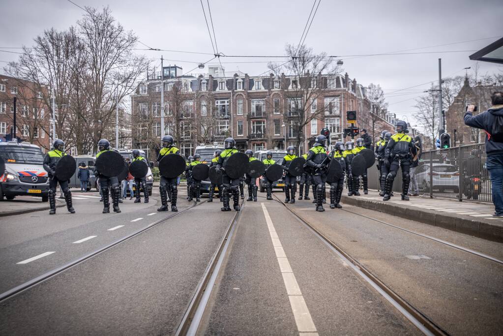 Opnieuw verzamelen demonstranten zich op het Museumplein