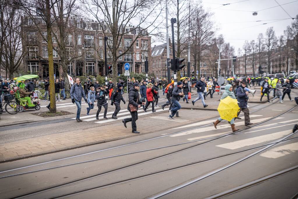 Opnieuw verzamelen demonstranten zich op het Museumplein