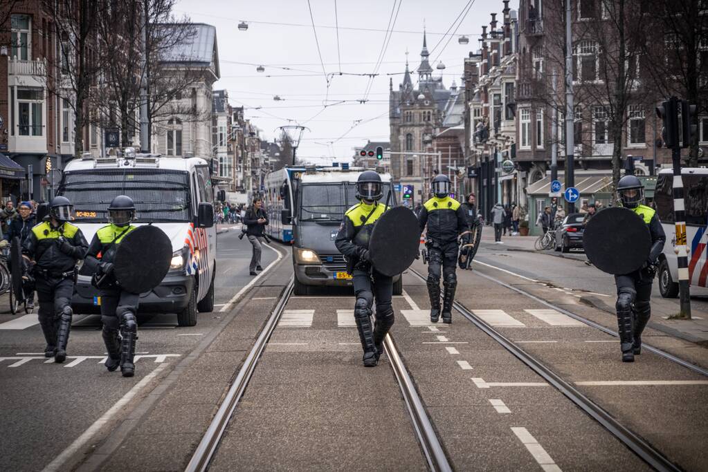 Opnieuw verzamelen demonstranten zich op het Museumplein