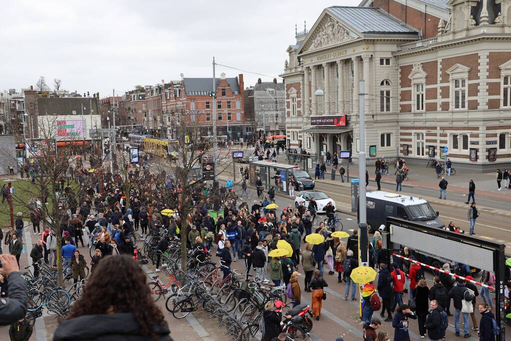 Opnieuw verzamelen demonstranten zich op het Museumplein