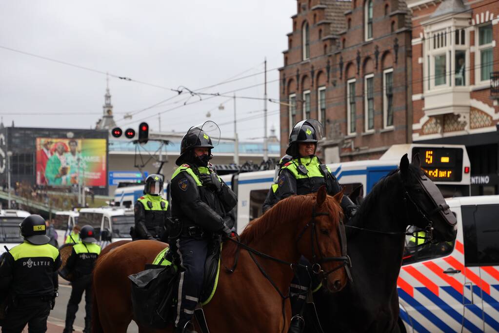Opnieuw verzamelen demonstranten zich op het Museumplein