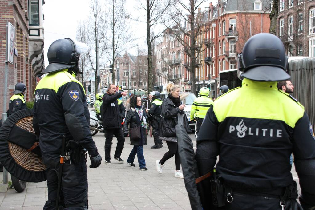 Opnieuw verzamelen demonstranten zich op het Museumplein