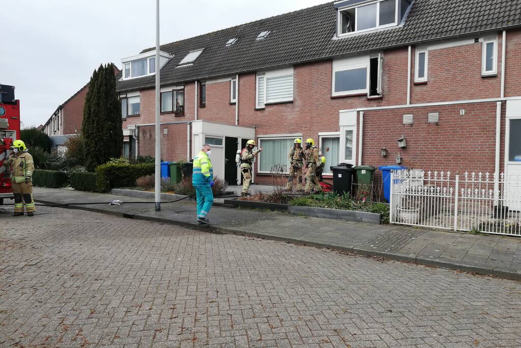 Zwarte rook uit woning door brand in slaapkamer