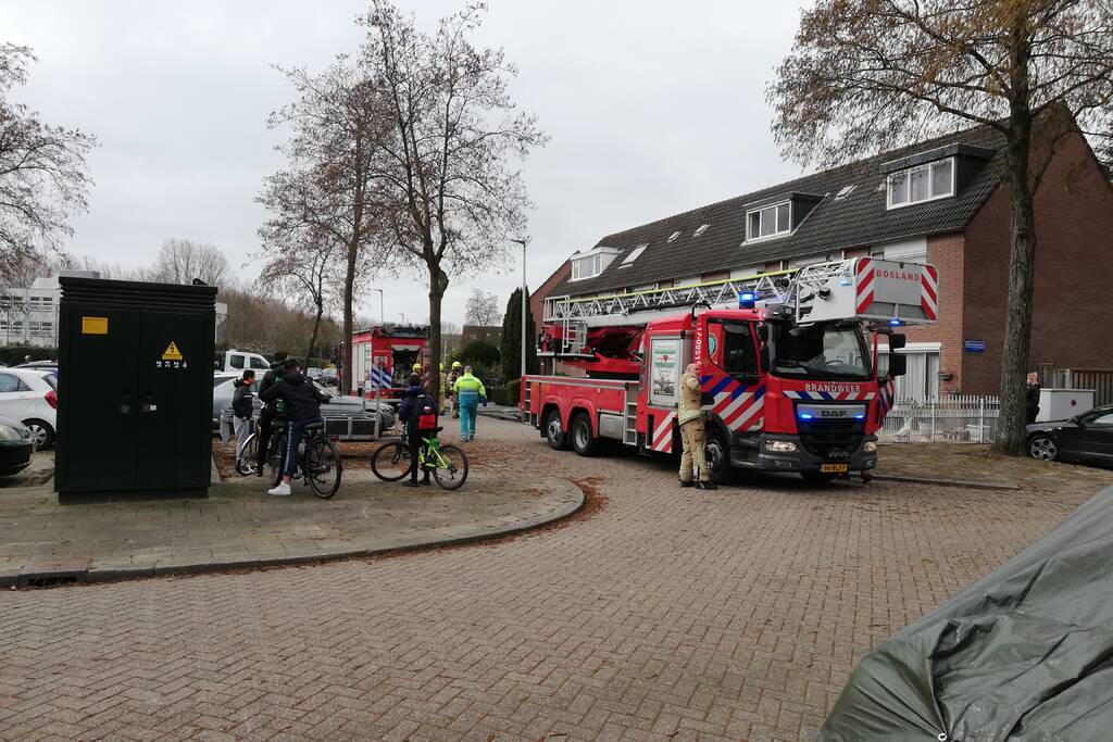 Zwarte rook uit woning door brand in slaapkamer