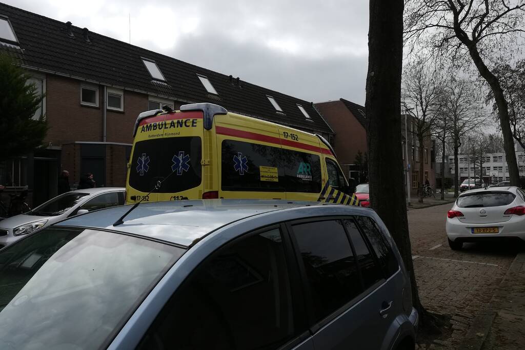 Zwarte rook uit woning door brand in slaapkamer
