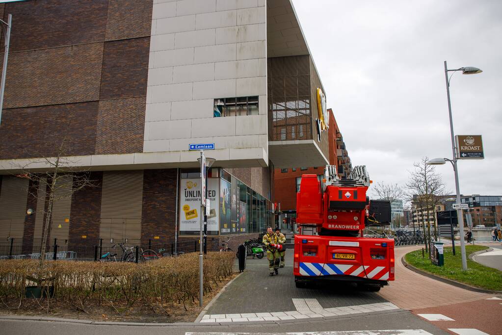 Gevelplaten Pathé-bioscoop losgewaaid