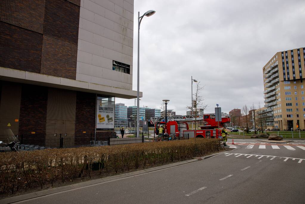 Gevelplaten Pathé-bioscoop losgewaaid