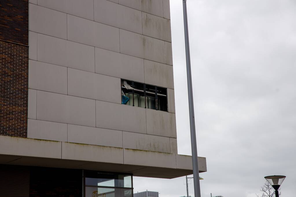 Gevelplaten Pathé-bioscoop losgewaaid