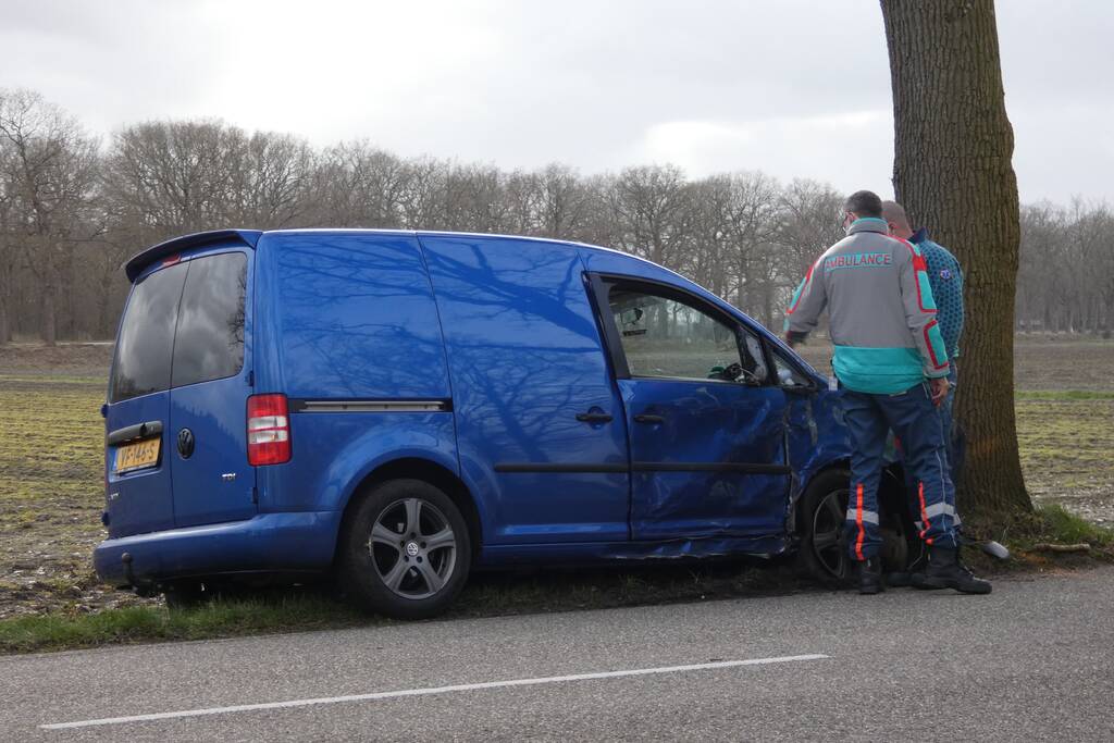Persoon gewond bij botsing met boom
