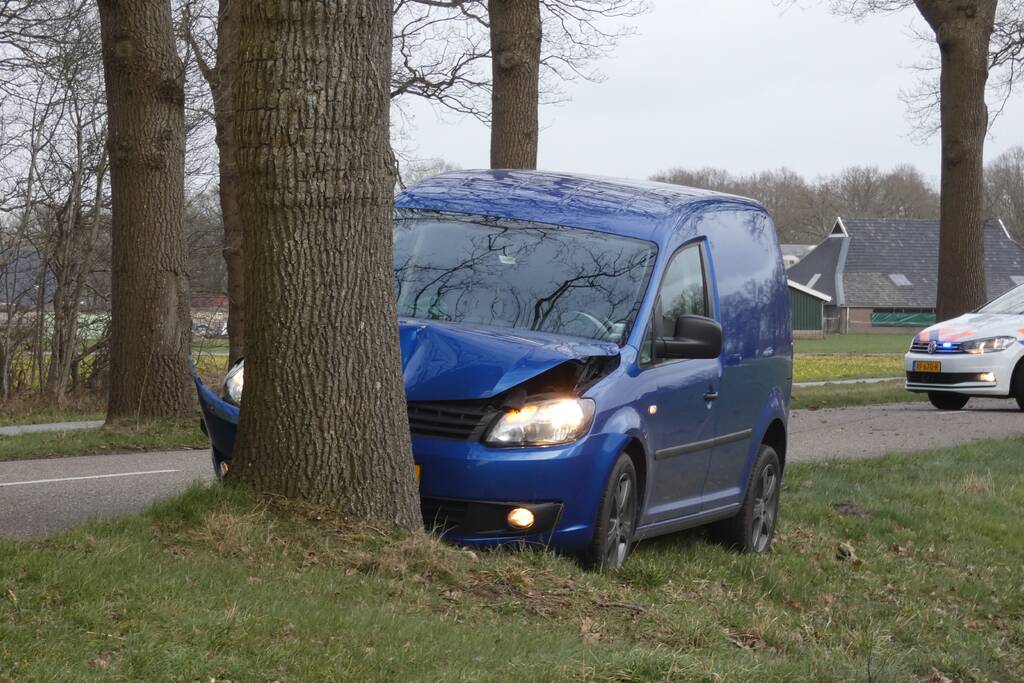 Persoon gewond bij botsing met boom