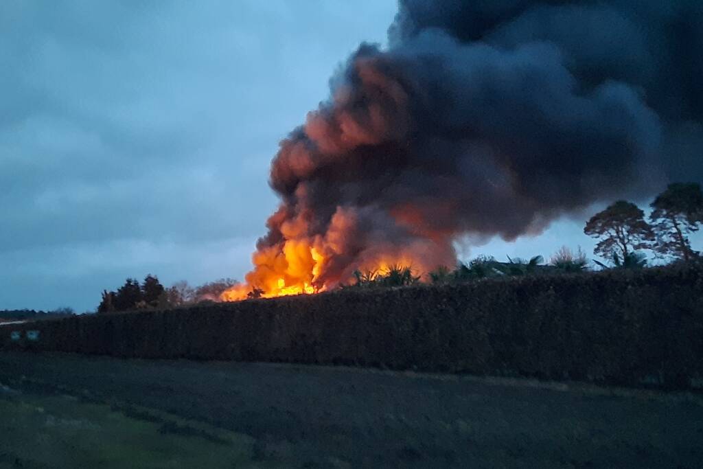 Grote uitslaande brand in schuur