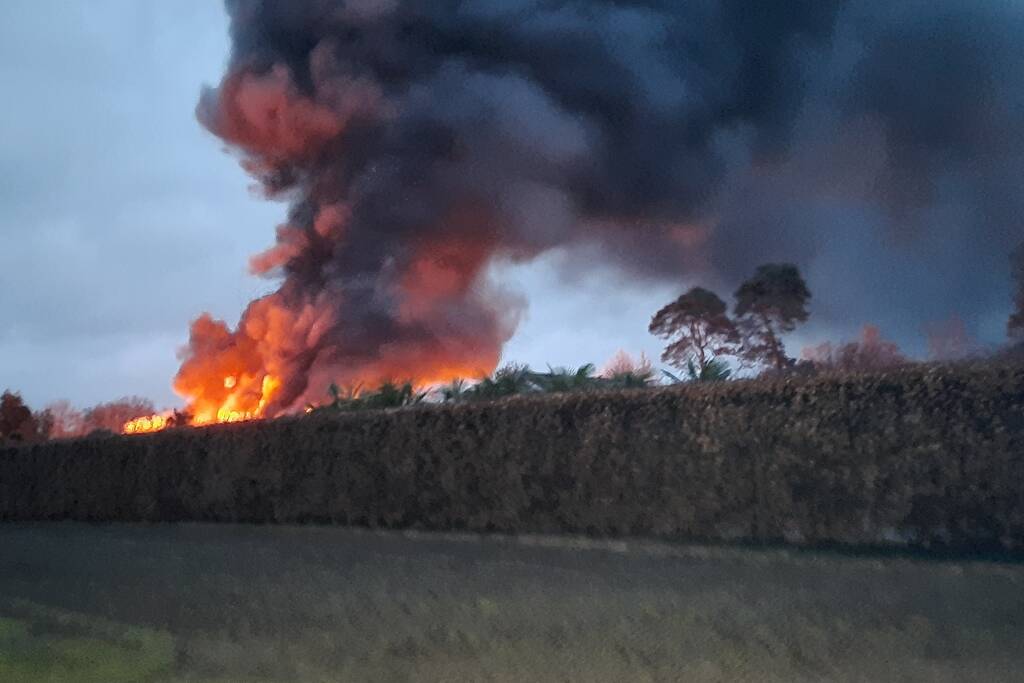 Grote uitslaande brand in schuur