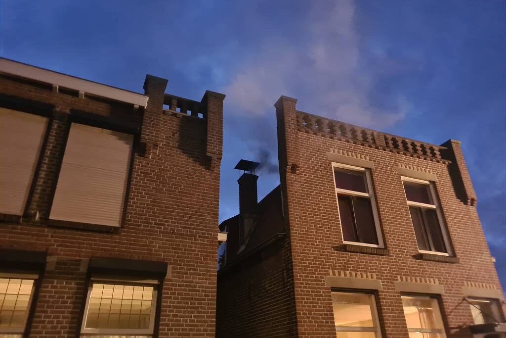 Veel rook door schoorsteenbrand