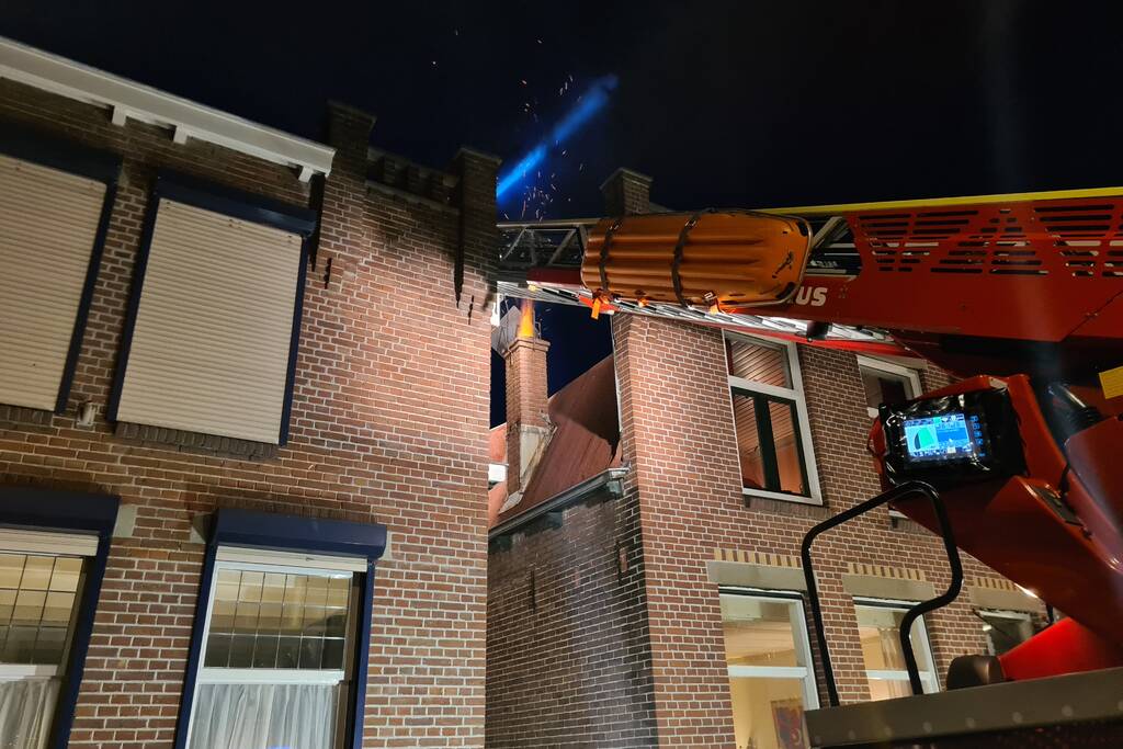 Veel rook door schoorsteenbrand